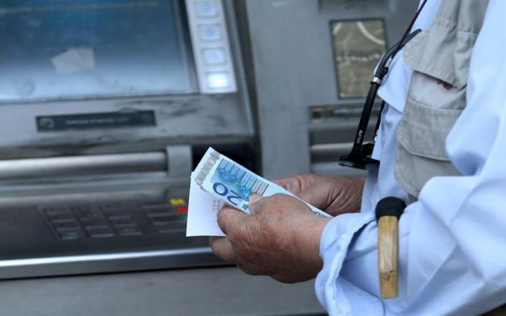 Μπαίνουν αύριο στους λογαριασμούς τα αναδρομικά για τις συντάξεις